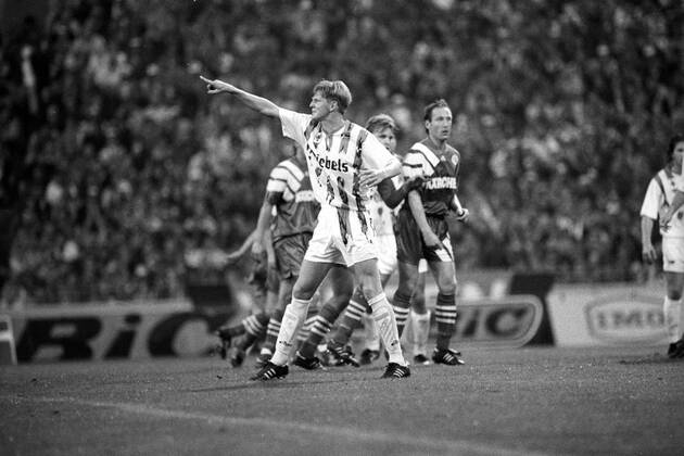 Stefan Effenberg (Borussia Mönchengladbach), dahinter Andreas Müller (FC Schalke 04)