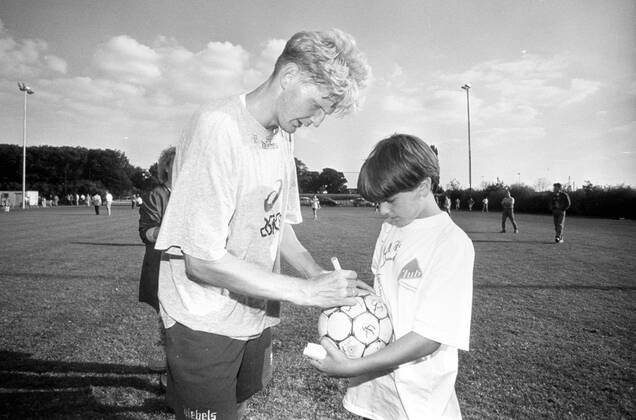 Stefan Effenberg (Borussia Mönchengladbach) schreibt Autogramme