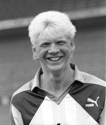 Stefan Effenberg (Borussia Mönchengladbach) im Portrait lacht 27.06.1988. HM