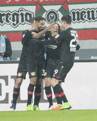 Javier HERNANDEZ, CHICCHARITO, Lev 7 Torjubel, Jubel nach dem Tor zum 0-2 FC AUGSBURG - BAYER 04 LEVERKUSEN Fussball 1. Bundesliga , Augsburg, am 17.02.2017, 21.Spieltag, Saison 2016 2017, 1.Liga, 1.Bundesliga,FCA
