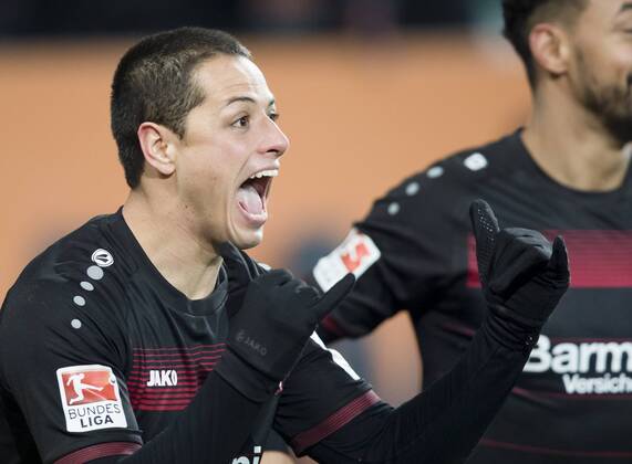 Javier HERNANDEZ, CHICCHARITO, Lev 7 Torjubel, Jubel nach dem Tor zum 1-3 Jubel, mit Karim BELLARABI, Lev 38 Freude, Emotionen, Feiern, Lachen, jubelt, freuen, reisst die Arme hoch, ballt die Faust FC AUGSBURG - BAYER 04 LEVERKUSEN Fussball 1. Bundesliga , Augsburg, am 17.02.2017, 21.Spieltag, Saison 2016 2017, 1.Liga, 1.Bundesliga,FCA