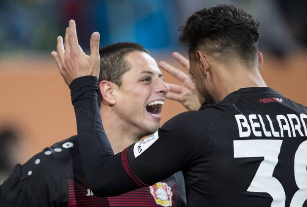Javier HERNANDEZ, CHICCHARITO, Lev 7 Torjubel, Jubel nach dem Tor zum 1-3 Jubel, Freude, Emotionen, Feiern, Lachen, jubelt, freuen, reisst die Arme hoch, ballt die Faust mit Karim BELLARABI, Lev 38 FC AUGSBURG - BAYER 04 LEVERKUSEN 1-3 Fussball 1. Bundesliga , Augsburg, am 17.02.2017, 21.Spieltag, Saison 2016 2017, 1.Liga, 1.Bundesliga,FCA