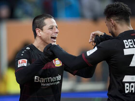Javier HERNANDEZ, CHICCHARITO, Lev 7 Torjubel, Jubel nach dem Tor zum 1-3 Jubel, Freude, Emotionen, Feiern, Lachen, jubelt, freuen, reisst die Arme hoch, ballt die Faust mit Karim BELLARABI, Lev 38 FC AUGSBURG - BAYER 04 LEVERKUSEN 1-3 Fussball 1. Bundesliga , Augsburg, am 17.02.2017, 21.Spieltag, Saison 2016 2017, 1.Liga, 1.Bundesliga,FCA