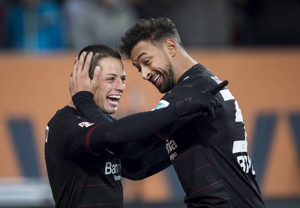 Javier HERNANDEZ, CHICCHARITO, Lev 7 Torjubel, Jubel nach dem Tor zum 1-3 Jubel, Freude, Emotionen, Feiern, Lachen, jubelt, freuen, reisst die Arme hoch, ballt die Faust mit Karim BELLARABI, Lev 38 FC AUGSBURG - BAYER 04 LEVERKUSEN 1-3 Fussball 1. Bundesliga , Augsburg, am 17.02.2017, 21.Spieltag, Saison 2016 2017, 1.Liga, 1.Bundesliga,FCA