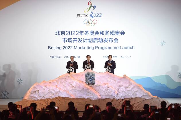 Bilder des Tages - SPORT (170227) -- BEIJING , Feb. 27, 2017 -- Beijing 2022 President Guo Jinlong (C), International Olympic Committee (IOC) Vice President Yu Zaiqing(L) and IOC Coordination Commission Chairman Alexander Zhukov clap after they put the white snowflake into a model of snow mountain to unlock the marketing program of Beijing 2022 Olympic and Paralympic Winter games Winterspiele Spiele Summer games (Beijing 2022) in Beijing, capital of China, Feb. 27, 2017. The marketing program for Beijing 2022 was officially launched by the organizers here on Monday. )(wll) (SP)CHINA-BEIJING-2022-MARKETING PROGRAM(CN) JuxHuanzong 