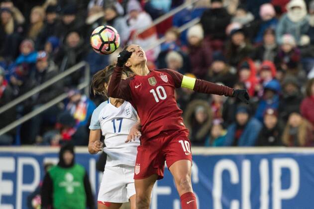 Fußball, SheBelieves Cup, USA - England March 4, 2017 - Harrison, New Jersey, U.S - USA midfielder CARLI LLOYD 10 heads the ball away from England midfielder FARA WILLIAMS 17 during the SheBelieves Cup match at Red Bull Arena in Harrison, NJ. Soccer 2017 - England defeats USWNT 1-0 - ZUMAs192 20170304_zap_s192_026 Copyright: xMarkxSmithx