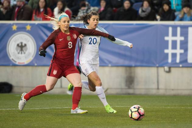 Fußball, SheBelieves Cup, USA - England March 4, 2017 - Harrison, New Jersey, U.S - USA defender JULIE JOHNSTON 8 fights off England forward KAREN CARNEZ 20 during the SheBelieves Cup match at Red Bull Arena in Harrison, NJ. Soccer 2017 - England defeats USWNT 1-0 - ZUMAs192 20170304_zap_s192_029 Copyright: xMarkxSmithx