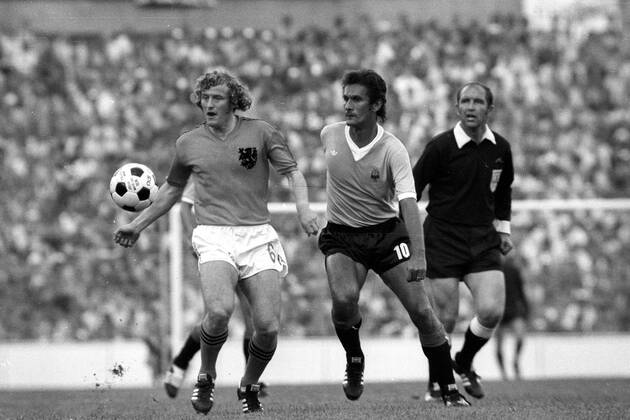 Wim Jansen (Niederlande, li.) gegen Pedro Rocha (Uruguay)