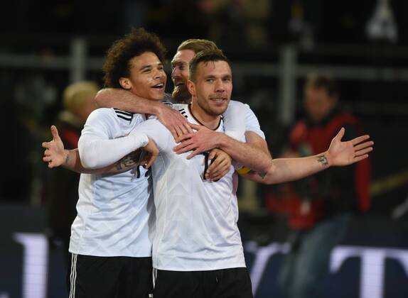 Fußball-Länderspiel: Deutschland - England 22.03.2017 in Dortmund. Der Torschütze Lukas Podolski (vorne) jubelt nach seinem Treffer zum 1:0. Dahinter Leroy Sane (li.) und Andre Schürrle. HM