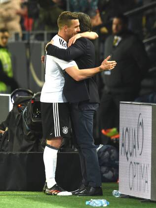 Fußball-Länderspiel: Deutschland - England 22.03.2017 in Dortmund. Bundestrainer Joachim Löw umarmt Lukas Podolski. HM