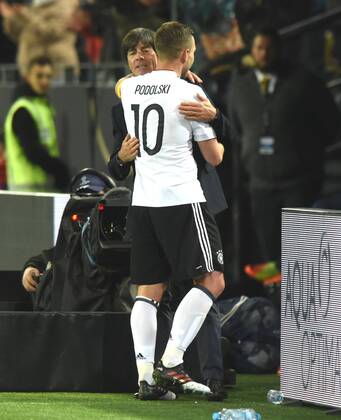 Fußball-Länderspiel: Deutschland - England 22.03.2017 in Dortmund. Bundestrainer Joachim Löw umarmt Lukas Podolski. HM