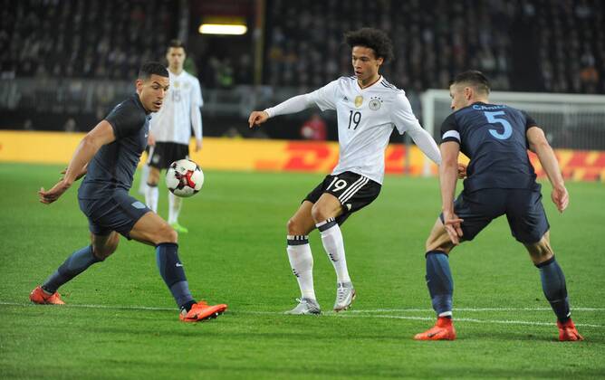 Fußball-Länderspiel: Deutschland - England 22.03.2017 in Dortmund. Leroy Sane (Deut.) Aktion im englischen Strafraum. Li: Livermore. Re: Cahill (beide Engl.). HM