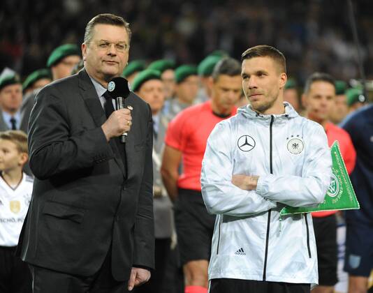 Fußball-Länderspiel: Deutschland - England 22.03.2017 in Dortmund. Lukas Podolski (Deut.) wird vom DFB geehrt. Li: DFB-Präsident Reinhard Grindel. HM