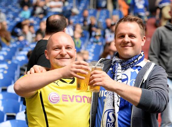 01.04.2017 - Fussball - Saison 2016 2017 - 1. Bundesliga - 26. Spieltag: FC Schalke 04 - Borussia Dortmund - AuWo - Es geht auch friedlich - Dortmund und Schalke Fan trinken gemeinsam ein Bier vor dem Spiel