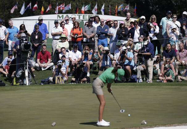 Bilder des Tages - SPORT Attendees watch Alexa Pano who wins the overall in the Drive, Chip & Putt Championship for Girls age 12-13 make a putt at the 2017 Masters Tournament at Augusta National Golf Club in Augusta, Georgia on April 2, 2017.  AUG20170402117 JOHNxANGELILLO