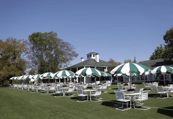 Bilder des Tages - SPORT Patio furniture surrounds the back side of the clubhouse at the 2017 Masters Tournament at Augusta National Golf Club in Augusta, Georgia on April 2, 2017.  AUG20170402124 JOHNxANGELILLO