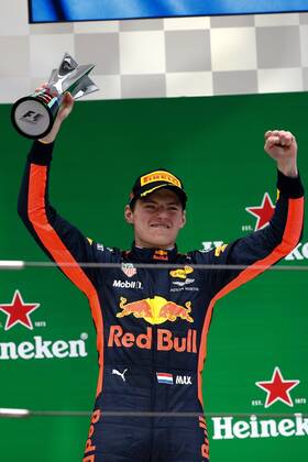 Max Verstappen (Red Bull Racing) mit Pokal, Grosser Preis von China 2017, Rennen, Motorsport, Formel 1, 09.04.2017, Shanghai Copyright: xAndre Eibner-Pressefotox EP_JAE