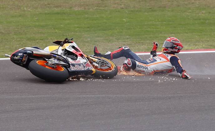 Bilder des Tages - SPORT Spanish rider Marc Marquez of Honda falls from his motorbike during the Argentina Grand Prix MotGP race at the Termas de Rio Hondo racetrack in the Santiago del Estero province in Argentina, 09 April 2017. ARGENTINA GRAND PRIX !ACHTUNG: NUR REDAKTIONELLE NUTZUNG!  Copyright: xDavidxFernandezx TRH001 20170409-636273705305513423