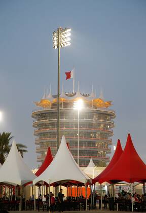 Motorsports: FIA Formula One World Championship WM Weltmeisterschaft 2017, Grand Prix of Bahrain, Tower Sakhir Bahrain xHOCHxZWEIx