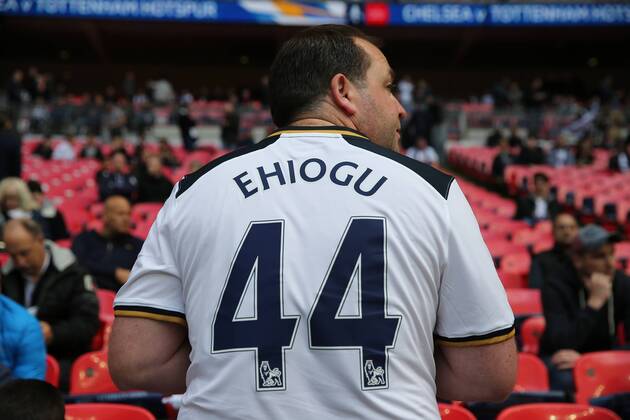 Bilder des Tages - SPORT April 22nd 2017, Wembley Stadium, London England; Emirates FA Cup semi-final Chelsea versus Tottenham Hotspur; Spurs fan wearing home shirt with Ugo Ehiogu on the back in Tribute on the big screen outside Wembley Stadium to former Aston Villa and England International Ugo Ehiogu who passed away yesterday xJohnxPatrickxFletcherx  ActionPlus11870748
