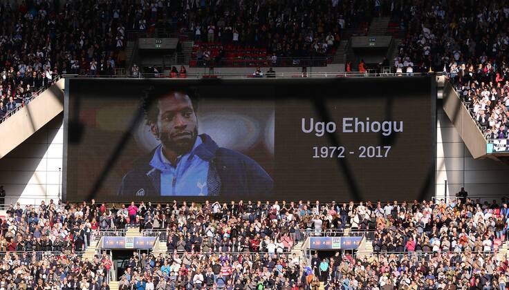 Bilder des Tages - SPORT April 22nd 2017, Wembley Stadium, London England; Emirates FA Cup semi-final Chelsea versus Tottenham Hotspur; Wembley Stadium observe a minutes applause before kick off, in memory of Uho Ehiogu, who sadly passed away this week xMarkxKertonx  ActionPlus11870811