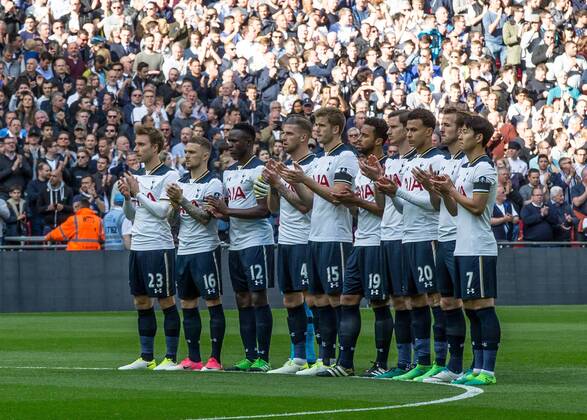 Spurs players observe a minute applause before the match in remembrance Ugo Ehiogu the Tottenham Hotspur under 23 coach that passed away suddenly on 21 04 2017 during the the Emirates FA Cup Semi-Final match between Chelsea and Tottenham Hotspur at Wembley Stadium, London, England on the 22nd April 2017. Copyright: xLiamxMcAvoyx 15070006