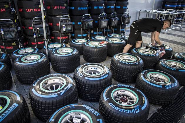 Formel 1, GP von Russland Motorsports: FIA Formula One World Championship WM Weltmeisterschaft 2017, Grand Prix of Russia, Reifen - tyres Sotschi Russia xHOCHxZWEIx