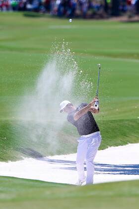 Bilder des Tages - SPORT May 12, 2017 - Ponte Vedra Beach, Florida, United States - Brooks Koepka hits out of a bunker on the 9th green during the second round of The PLAYERS Championship at TPC Sawgrass. Golf 2017: The PLAYERS Championship - Round 2 - ZUMAw109 20170512_zap_w109_033 Copyright: xDebbyxWongx