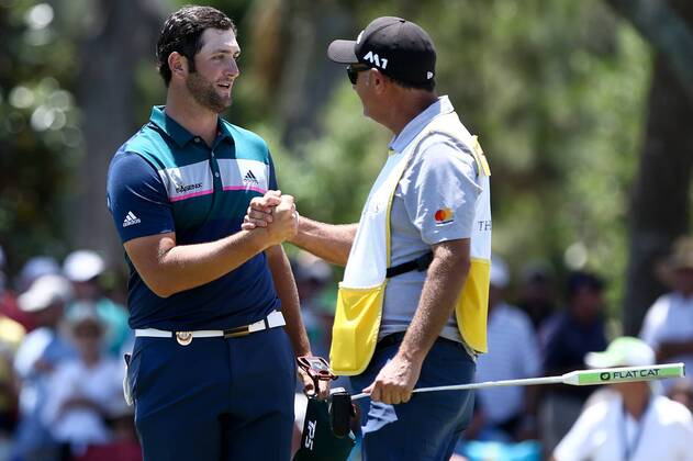 Bilder des Tages - SPORT May 12, 2017 - Ponte Vedra Beach, Florida, United States - Jon Rahm (L) shakes hands with Justin Rose s caddie Mark Fulcher on the 9th green after the second round of The PLAYERS Championship at TPC Sawgrass. Golf 2017: The PLAYERS Championship - Round 2 - ZUMAw109 20170512_zap_w109_045 Copyright: xDebbyxWongx