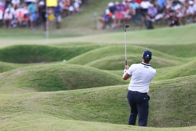 May 12, 2017 - Ponte Vedra Beach, Florida, United States - Henrik Stenson hits out of a bunker on the 18th hole during the second round of The PLAYERS Championship at TPC Sawgrass. Golf 2017: The PLAYERS Championship - Round 2 - ZUMAw109 20170512_zap_w109_093 Copyright: xDebbyxWongx