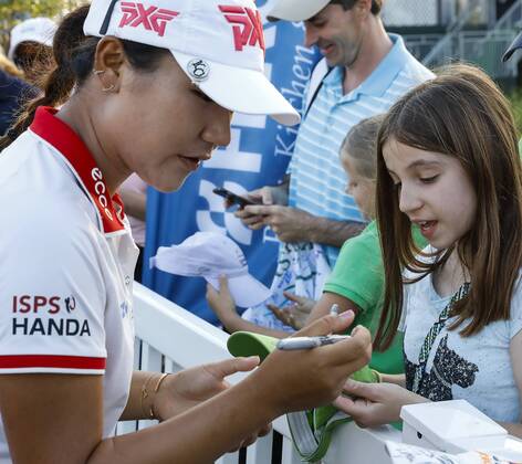 May 20, 2017: Lydia Ko signs a fans hat after the third round of the Kingsmill Championship on the Kingsmill Resort River Course in Williamsburg, Virginia. CSM LPGA Golf Damen 2017: Kingsmill Championship MAY 20 - ZUMAc04_ 20170520_zaf_c04_039 Copyright: xJustinxCooperx