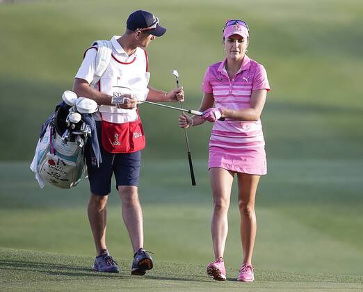 Bilder des Tages - SPORT May 20, 2017: Lexi Thompson trades clubs with her caddie during the third round of the Kingsmill Championship on the Kingsmill Resort River Course in Williamsburg, Virginia. CSM LPGA Golf Damen 2017: Kingsmill Championship MAY 20 - ZUMAc04_ 20170520_zaf_c04_086 Copyright: xJustinxCooperx