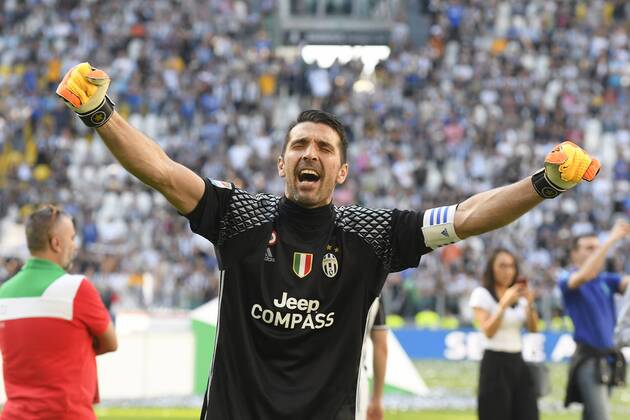 FuÃŸball, Juventus Turin feiert italienische Meisterschaft May 21st 2017, Turin, Piedmont, Italy; Seria A football, Juventus versus Crotone; Gianluigi Buffon sings with his supporters as his side celebrate winning the title xPierpaoloxPiciuccox  ActionPlus11882258