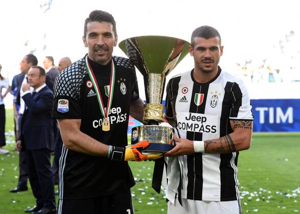 Fußball, Juventus Turin feiert italienische Meisterschaft IPP20170521 Football - soccer: Serie A, Juventus Turin - Juventus Turin, gianluigi buffon e stefano sturaro con la coppa (Hinweis: Verwendung nur in Deutschland - only Germany) xHOCHxZWEIx xItalyxPhotoxPressx 