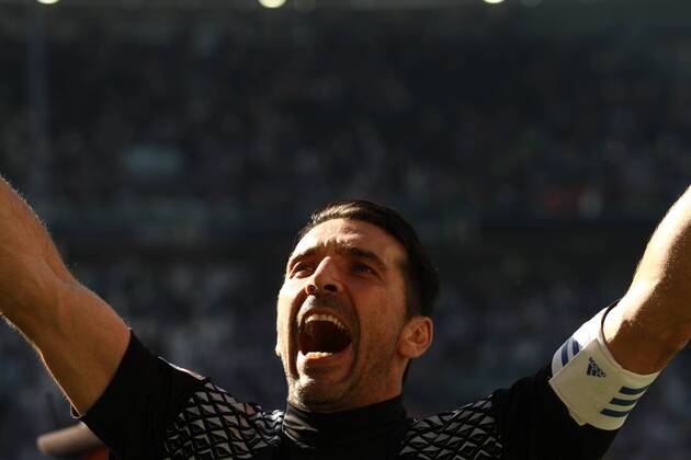 Fußball, Juventus Turin feiert italienische Meisterschaft May 21, 2017 - Turin, Italy - Juventus goalkeeper Gianluigi Buffon (1) celebrates victory after the Serie A football match n.37 JUVENTUS - CROTONE on 21 05 2017 at the Juventus Stadium in Turin, Italy. Juventus FC v FC Crotone - Serie A  - ZUMAn230 20170521_zaa_n230_319 Copyright: xMatteoxBottanellix