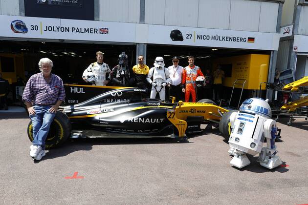 Motorsports: FIA Formula One World Championship WM Weltmeisterschaft 2017, Grand Prix of Monaco, Renault Team celebrates with characters from Star Wars 40 years since the first film release, George Lucas, 27 Nico Hulkenberg (GER, Renault F1 Team), 30 Jolyon Palmer (GBR, Renault Sport F1 Team), Monte Carlo Monaco xHOCHxZWEIx