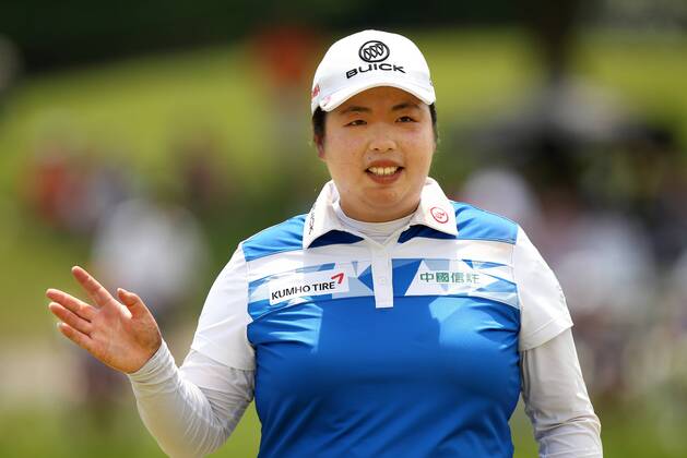 May 28, 2017 - Ann Arbor, Michigan, United States - Shanshan Feng of China acknowledge the gallery on the 18th green during the final round of the Volvik Championship held at Travis Pointe Country Club, Ann Arbor, MI, USA Sunday, May 28, 2017. LPGA Golf Damen Volvik Championship  - ZUMAn230 20170528_zaa_n230_263 Copyright: xJorgexLemusx