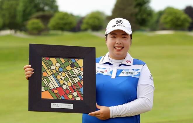 May 28, 2017 - Ann Arbor, Michigan, United States - Shanshan Feng of China holds up the trophy after winning the the Volvik Championship during the final round of the Volvik Championship held at Travis Pointe Country Club, Ann Arbor, MI, USA Sunday, May 28, 2017. LPGA Golf Damen Volvik Championship  - ZUMAn230 20170528_zaa_n230_265 Copyright: xJorgexLemusx