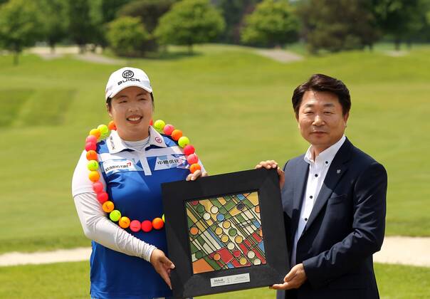 May 28, 2017 - Ann Arbor, Michigan, United States - Shanshan Feng of China and Kyung Ahn Moon, Chairman of Volvik INC pose for a photo after winning the Volvik Championship at Travis Pointe Country Club, Ann Arbor, MI, USA Sunday, May 28, 2017. LPGA Golf Damen Volvik Championship  - ZUMAn230 20170528_zaa_n230_273 Copyright: xJorgexLemusx