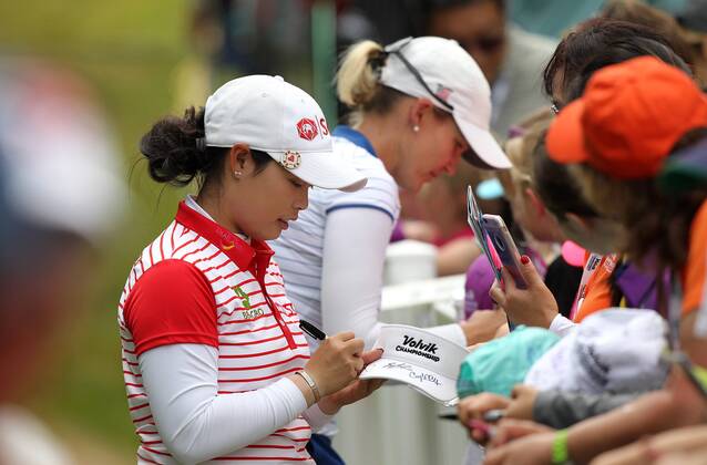 May 28, 2017 - Ann Arbor, Michigan, United States - Moriya Jutanugarn of Thailand gives some autograp after finishing the final round of the LPGA Golf Damen Volvik Championship at Travis Pointe Country Club, Ann Arbor, MI, USA Sunday, May 28, 2017. LPGA Volvik Championship - Final Round  - ZUMAn230 20170528_zaa_n230_310 Copyright: xJorgexLemusx