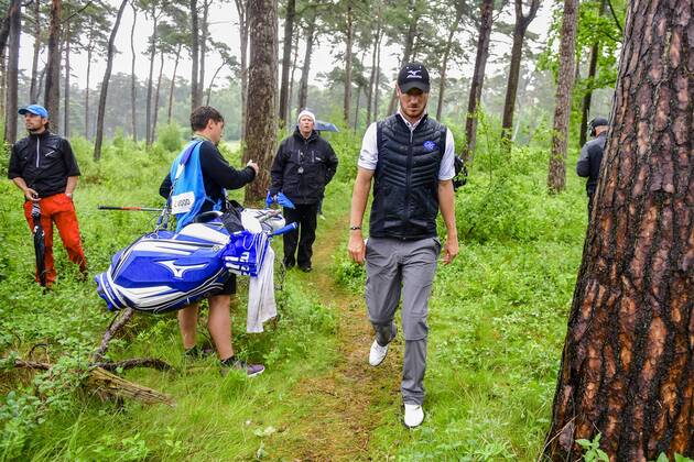 170604 Chris Wood, England letar boll under dag fyra av golftävlingen Nordea Masters den 4 juni 2017 i Barsebäck.  Copyright: PETTERxARVIDSON BB170604PA086