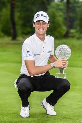 Bilder des Tages - SPORT 170604 Renato Paratore, Italien jublar med pokalen efter Â dag fyra av golftävlingen Nordea Masters den 4 juni 2017 i Barsebäck.  Copyright: PETTERxARVIDSON BB170604PA102