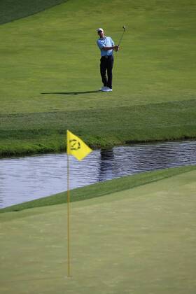 DUBLIN, OH - JUNE 04: Vaughn Taylor hits a approach shot on the 9th hole during the final round of The Memorial Tournament on June 4th 2017, at the Muirfield Village Golf Club in Dublin, OH. (Photo by Ian Johnson Icon Sportswire) GOLF: JUN 04 PGA Golf Herren - the Memorial Tournament - Final Round Icon170604013 EDITORIAL USE ONLY