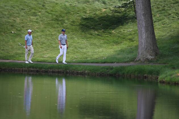 DUBLIN, OH - JUNE 04: Kevin Kisner (left) and Jordan Spieth walk up to the green on the 12th hole during the final round of The Memorial Tournament on June 4th 2017, at the Muirfield Village Golf Club in Dublin, OH. (Photo by Ian Johnson Icon Sportswire) GOLF: JUN 04 PGA Golf Herren - the Memorial Tournament - Final Round Icon170604064 EDITORIAL USE ONLY