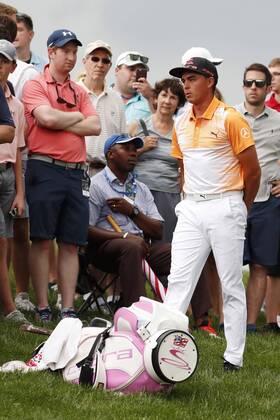 DUBLIN, OH - JUNE 04: PGA Golf Herren golfer Rickie Fowler waits in the rough on the 13th hole for a ruling by an official as play is stopped for a weather delay during the Memorial Tournament - Final Round on June 04, 2017 at Muirfield Village Golf Club in Dublin, Ohio (Photo by Brian Spurlock Icon Sportswire) GOLF: JUN 04 PGA - the Memorial Tournament - Final Round Icon1706040370 EDITORIAL USE ONLY