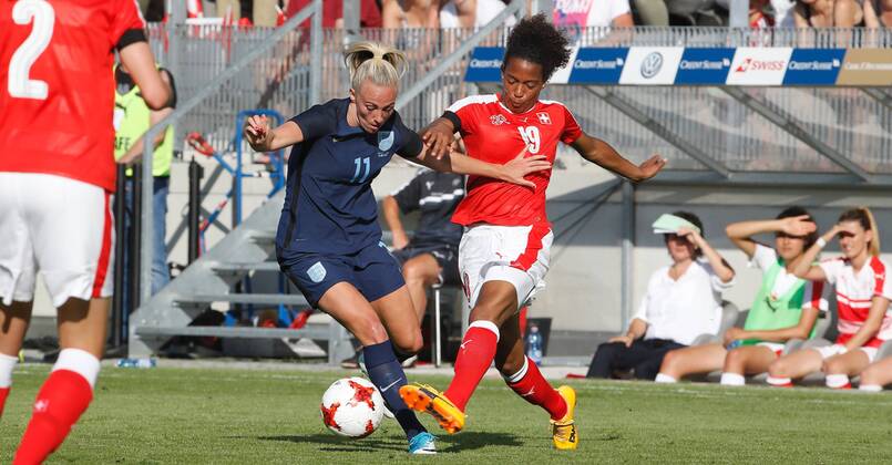 10.06.2017 Tissot Arena Biel , SCHWEIZ , Fussball Länderspiel Frauen Schweiz - England Toni Duggan (li,England) gegen Eseosa Aigbogun (Schweiz)