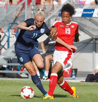 10.06.2017 Tissot Arena Biel , SCHWEIZ , Fussball Länderspiel Frauen Schweiz - England Toni Duggan (li,England) gegen Eseosa Aigbogun (Schweiz)