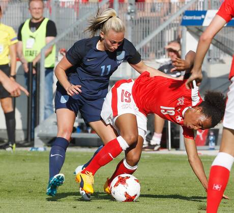 10.06.2017 Tissot Arena Biel , SCHWEIZ , Fussball Länderspiel Frauen Schweiz - England Toni Duggan (li,England) gegen Eseosa Aigbogun (Schweiz)