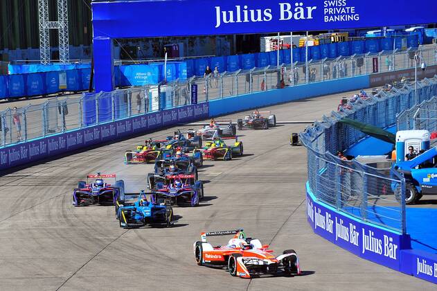 Start - Felix Rosenqvist (Schweden) vor Sebastien Buemi (Schweiz) - Formel E WM 2017 - ePrix von Deutschland in Berlin
