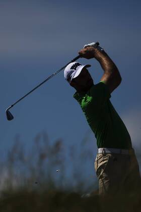 170615 Siluett av Sydafrikas Charl Schwartzel under första omgangen i golfturneringen US Open den 15 juni 2017 i Hartford.  Copyright: JOELxMARKLUND BB170615JM067